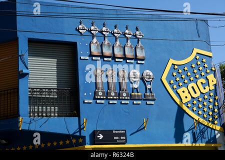 02. Dezember 2018, Argentinien, Buenos Aires: Street Scene im Stadtteil La Boca in Buenos Aires. Der Club Atlético Boca Juniors (CABJ), Boca Juniors bekannt, ist eine argentinische Sport Club aus der Gegend von La Boca. Der Verein wurde am 3. April 1905 gegründet, um vor allem italienische Einwanderer aus Genua in den Hafen von La Boca, einem armen Viertel in Buenos Aires, zunächst als ein reiner Fußball-Verein. Foto: Ralf Hirschberger/dpa Stockfoto