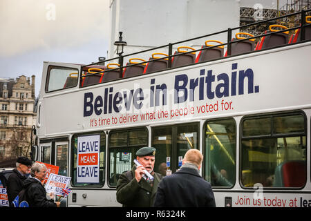 Westminster, London, UK, 3. Dezember 2018. Die Kampagne Hinterlasse eine Double Decker Bus organisiert haben, um die Förderung ihrer' Glauben in Großbritannien Meldung 'in Westminster. Anti-Brexit Demonstranten von sodem (Stand der Missachtung der Europäischen Bewegung) und Pro-Brexit Demonstranten sowohl Rallye außerhalb des Houses of Parliament in Westminster als Diskussionen um des Ministerpräsidenten Brexit 'Deal' fort. Credit: Imageplotter Nachrichten und Sport/Alamy leben Nachrichten Stockfoto