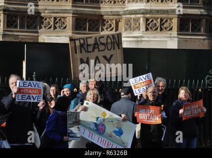 London, Großbritannien. 3. Dezember, 2018. Wütende Demonstranten aus dem Urlaub bedeutet Kampagne verlassen, außerhalb des Parlaments. Credit: Dario Earl/Alamy leben Nachrichten Stockfoto