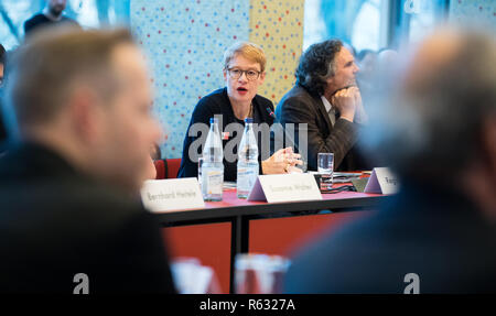 Berlin, Deutschland. 03 Dez, 2018. Senat Gebäude Direktor Regula Lüscher (M) begrüßt die Entwickler für eine mögliche Hochhaus Projekt am Berliner Kurfürstendamm auf die 72. Sitzung des Baukollegium Berlin. Quelle: Bernd von Jutrczenka/dpa/Alamy leben Nachrichten Stockfoto