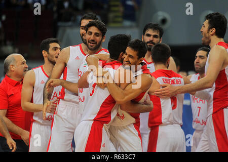 Pasay City, Philippinen. 3 Dez, 2018. Spieler des Iran Feiern nach dem Sieg gegen die Philippinen während ihres Gleichen in der 2019 FIBA Basketball Wm asiatischen Qualifier in Pasay City, Philippinen, 3. Dezember 2018. Der Iran gewann Triumph 78-70. Credit: rouelle Umali/Xinhua/Alamy leben Nachrichten Stockfoto