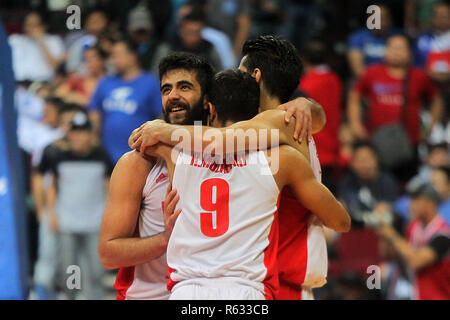 Pasay City, Philippinen. 3 Dez, 2018. Spieler des Iran Feiern nach dem Sieg gegen die Philippinen während ihres Gleichen in der 2019 FIBA Basketball Wm asiatischen Qualifier in Pasay City, Philippinen, 3. Dezember 2018. Der Iran gewann Triumph 78-70. Credit: rouelle Umali/Xinhua/Alamy leben Nachrichten Stockfoto