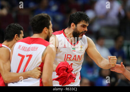 Pasay City, Philippinen. 3 Dez, 2018. Spieler des Iran Feiern nach dem Sieg gegen die Philippinen während ihres Gleichen in der 2019 FIBA Basketball Wm asiatischen Qualifier in Pasay City, Philippinen, 3. Dezember 2018. Der Iran gewann Triumph 78-70. Credit: rouelle Umali/Xinhua/Alamy leben Nachrichten Stockfoto