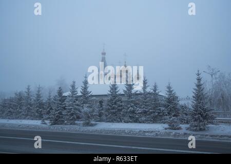 (181203) - JAKUTSK, Dez. 3, 2018 (Xinhua) - Foto am Dez. 1, 2018 zeigt eine Kirche in Jakutsk der Republik Sacha, Russland. Jakutsk hat einen guten Ruf für extrem kaltes Klima mit einer jährlichen Durchschnittstemperatur von -8,8 Grad Celsius. Die niedrigste aufgezeichnete Temperatur -64.4 Grad Celsius. (Xinhua / Wu Zhuang) (mp) Stockfoto