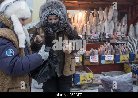 (181203) - JAKUTSK, Dez. 3, 2018 (Xinhua) - Bewohner auf einen Lebensmittelmarkt in Jakutsk der Republik Sacha, Russland, Dez. 1, 2018 kommunizieren. Jakutsk hat einen guten Ruf für extrem kaltes Klima mit einer jährlichen Durchschnittstemperatur von -8,8 Grad Celsius. Die niedrigste aufgezeichnete Temperatur -64.4 Grad Celsius. (Xinhua / Wu Zhuang) (mp) Stockfoto