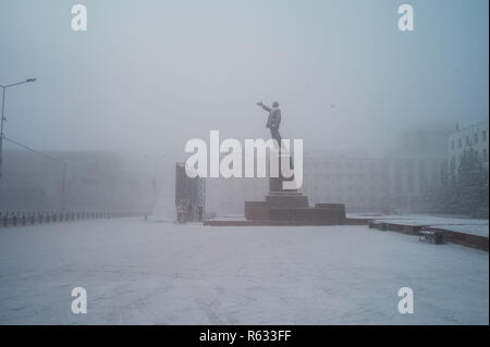 (181203) - JAKUTSK, Dez. 3, 2018 (Xinhua) - eine Statue von Lenin ist in Jakutsk der Republik Sacha, Russland, Dez. 2, 2018 gesehen. Jakutsk hat einen guten Ruf für extrem kaltes Klima mit einer jährlichen Durchschnittstemperatur von -8,8 Grad Celsius. Die niedrigste aufgezeichnete Temperatur -64.4 Grad Celsius. (Xinhua / Wu Zhuang) (mp) Stockfoto