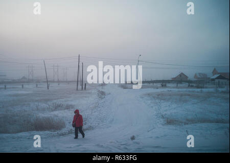 (181203) - JAKUTSK, Dez. 3, 2018 (Xinhua) - ein Bewohner Spaziergänge im Schnee in Jakutsk der Republik Sacha, Russland, Nov. 30, 2018. Jakutsk hat einen guten Ruf für extrem kaltes Klima mit einer jährlichen Durchschnittstemperatur von -8,8 Grad Celsius. Die niedrigste aufgezeichnete Temperatur -64.4 Grad Celsius. (Xinhua / Wu Zhuang) (mp) Stockfoto