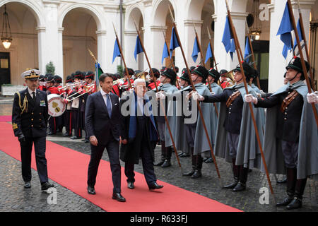 Rom, Rom, Italien. 3 Dez, 2018. Der palästinensische Präsident Mahmoud Abbas trifft sich mit dem italienischen Ministerpräsidenten Giuseppe Conte, in Rom, Italien, am Dezember 3, 2018 Quelle: thaer Ganaim/APA-Images/ZUMA Draht/Alamy leben Nachrichten Stockfoto