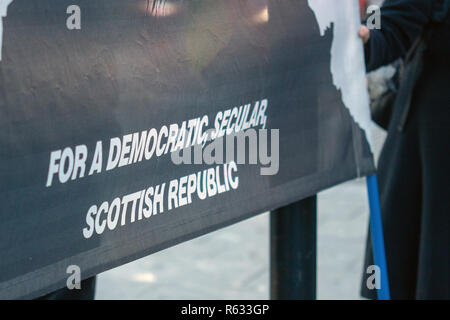 Glasgow, Schottland, Großbritannien. 3. Dezember, 2018. Eine Prozession hat Platz im Stadtzentrum von Glasgow, den 100. Jahrestag der anti-revolutionären sozialistischen, John maclean zu gedenken, der Rückkehr in Glasgow, nachdem er verhaftet worden war. Zu Fuß von der Bahnstation Cowcaddens zu Calton, über Buchanan Street, die Demonstranten genau verfolgt die Route der 3. Dezember 1918, bei der über 100.000 Menschen am Ufer des Flusses Clyde für Macleans wieder abgestiegen. Iain McGuinness/Alamy leben Nachrichten Stockfoto