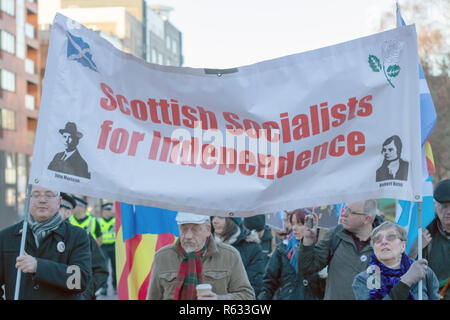Glasgow, Schottland, Großbritannien. 3. Dezember, 2018. Eine Prozession hat Platz im Stadtzentrum von Glasgow, den 100. Jahrestag der anti-revolutionären sozialistischen, John maclean zu gedenken, der Rückkehr in Glasgow, nachdem er verhaftet worden war. Zu Fuß von der Bahnstation Cowcaddens zu Calton, über Buchanan Street, die Demonstranten genau verfolgt die Route der 3. Dezember 1918, bei der über 100.000 Menschen am Ufer des Flusses Clyde für Macleans wieder abgestiegen. Iain McGuinness/Alamy leben Nachrichten Stockfoto