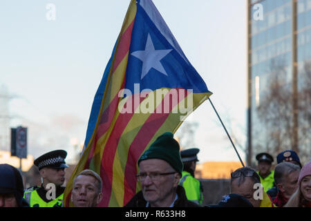 Glasgow, Schottland, Großbritannien. 3. Dezember, 2018. Eine Prozession hat Platz im Stadtzentrum von Glasgow, den 100. Jahrestag der anti-revolutionären sozialistischen, John maclean zu gedenken, der Rückkehr in Glasgow, nachdem er verhaftet worden war. Zu Fuß von der Bahnstation Cowcaddens zu Calton, über Buchanan Street, die Demonstranten genau verfolgt die Route der 3. Dezember 1918, bei der über 100.000 Menschen am Ufer des Flusses Clyde für Macleans wieder abgestiegen. Iain McGuinness/Alamy leben Nachrichten Stockfoto