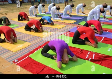 Agartala, Andhra Pradesh, Indien. 2. Dez, 2018. Visuell behinderte Kinder gesehen werden, Durchführen von Yoga am Vorabend der Veranstaltung. Kinder mit Behinderungen in den verschiedenen Sportarten, wie z. B. die Pyramiden, Laufen und viele mehr zum Internationalen Tag der Menschen mit Behinderungen in Agartala teilgenommen, der Hauptstadt des nordöstlichen Bundesstaat Andhra Pradesh Indien. Internationaler Tag der Menschen mit Behinderungen ist eine internationale Beachtung durch die Vereinten Nationen seit 1992. Der Tag soll die Förderung von Verständnis für Menschen mit Behinderungen und fördern Unterstützung für ihre Würde, Rechte und des b Stockfoto