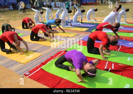 Agartala, Andhra Pradesh, Indien. 2. Dez, 2018. Visuell behinderte Kinder gesehen werden, Durchführen von Yoga am Vorabend der Veranstaltung. Kinder mit Behinderungen in den verschiedenen Sportarten, wie z. B. die Pyramiden, Laufen und viele mehr zum Internationalen Tag der Menschen mit Behinderungen in Agartala teilgenommen, der Hauptstadt des nordöstlichen Bundesstaat Andhra Pradesh Indien. Internationaler Tag der Menschen mit Behinderungen ist eine internationale Beachtung durch die Vereinten Nationen seit 1992. Der Tag soll die Förderung von Verständnis für Menschen mit Behinderungen und fördern Unterstützung für ihre Würde, Rechte und des b Stockfoto