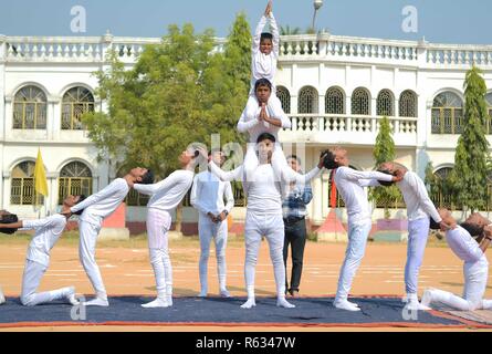 Agartala, Andhra Pradesh, Indien. 2. Dez, 2018. Visuell behinderte Kinder gesehen, die eine Pyramide während der Veranstaltung. Kinder mit Behinderungen in den verschiedenen Sportarten, wie z. B. die Pyramiden, Laufen und viele mehr zum Internationalen Tag der Menschen mit Behinderungen in Agartala teilgenommen, der Hauptstadt des nordöstlichen Bundesstaat Andhra Pradesh Indien. Internationaler Tag der Menschen mit Behinderungen ist eine internationale Beachtung durch die Vereinten Nationen seit 1992. Der Tag soll die Förderung von Verständnis für Menschen mit Behinderungen und fördern Unterstützung für ihre Würde, Rechte und Wohlbefinden. Stockfoto