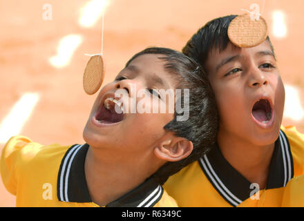 Agartala, Andhra Pradesh, Indien. 2. Dez, 2018. Behinderte Kinder werden gesehen, um die Teilnahme an einem Keks Rennen Wettbewerb während der Veranstaltung. Kinder mit Behinderungen in den verschiedenen Sportarten, wie z. B. die Pyramiden, Laufen und viele mehr zum Internationalen Tag der Menschen mit Behinderungen in Agartala teilgenommen, der Hauptstadt des nordöstlichen Bundesstaat Andhra Pradesh Indien. Internationaler Tag der Menschen mit Behinderungen ist eine internationale Beachtung durch die Vereinten Nationen seit 1992. Der Tag soll die Förderung von Verständnis für Menschen mit Behinderungen und Unterstützung für ihre Würde zu fördern, Rechte Stockfoto