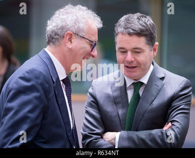 Brüssel, Belgien. 3 Dez, 2018. Der luxemburgische Finanzminister Pierre Gramegna (L) Gespräche mit den irischen Finanzminister österlichen Donohoe während der eurogruppe Finanzministertreffen in Brüssel, Belgien, Dez. 3, 2018. Credit: Thierry Monasse/Xinhua/Alamy leben Nachrichten Stockfoto