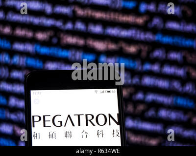 Kiew, Ukraine. 3 Dez, 2018. Pegatron Elektronik Firmenlogo auf dem Smartphone angezeigt. Quelle: Igor Golovniov/SOPA Images/ZUMA Draht/Alamy leben Nachrichten Stockfoto