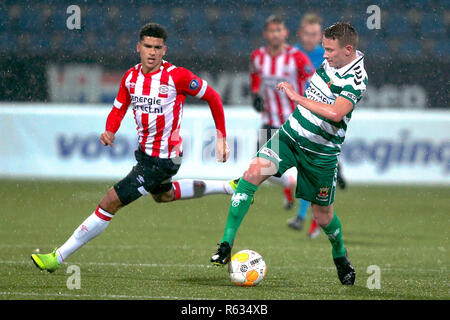 EINDHOVEN, Jan Louwers Stadion, 03-12-2018 Fußball, Niederländische Keuken Kampioen Divisie, Saison 2018-2019, Jong PSV-Go Ahead Eagles. PSV-Jugend Spediteur Zakaria Aboukhlal (L) und Go Ahead Eagles Spieler Jeroen Veldmate (R) während des Spiels Jong PSV-Go Ahead Eagles. Stockfoto