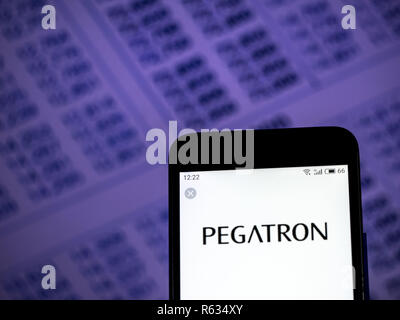 Kiew, Ukraine. 3 Dez, 2018. Pegatron Elektronik Firmenlogo auf dem Smartphone angezeigt. Quelle: Igor Golovniov/SOPA Images/ZUMA Draht/Alamy leben Nachrichten Stockfoto