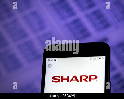 Kiew, Ukraine. 3 Dez, 2018. Sharp Corporation Logo auf dem Smartphone angezeigt. Quelle: Igor Golovniov/SOPA Images/ZUMA Draht/Alamy leben Nachrichten Stockfoto