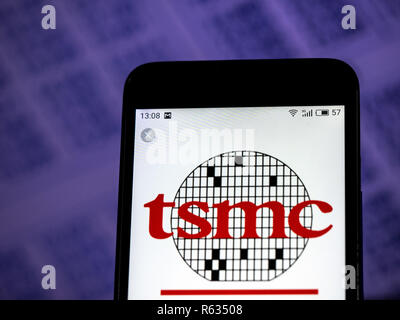 Kiew, Ukraine. 3 Dez, 2018. TSMC Semiconductor Manufacturing Company Logo auf dem Smartphone angezeigt. Quelle: Igor Golovniov/SOPA Images/ZUMA Draht/Alamy leben Nachrichten Stockfoto
