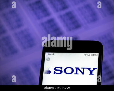 Kiew, Ukraine. 3 Dez, 2018. Sony Corporation Logo auf dem Smartphone angezeigt. Quelle: Igor Golovniov/SOPA Images/ZUMA Draht/Alamy leben Nachrichten Stockfoto