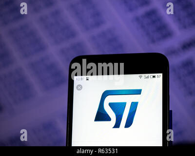 Kiew, Ukraine. 3 Dez, 2018. STMicroelectronics Logo auf dem Smartphone angezeigt. Quelle: Igor Golovniov/SOPA Images/ZUMA Draht/Alamy leben Nachrichten Stockfoto