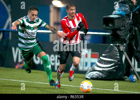 EINDHOVEN, Jan Louwers Stadion, 03-12-2018 Fußball, Niederländische Keuken Kampioen Divisie, Saison 2018-2019, Jong PSV-Go Ahead Eagles. PSV-Jugend Spieler Ramon Pascal Lundqvist (R) und Go Ahead Eagles player Jaroslav Navratil (L) während des Spiels Jong PSV-Go Ahead Eagles. Stockfoto