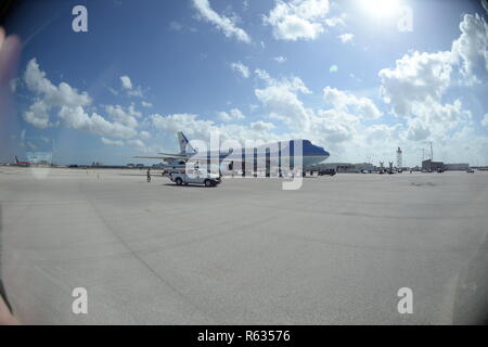 MIAMI BEACH, FL - 27. Mai: US-Präsident Barack Obama geht off-Air Force One auf dem internationalen Flughafen von Miami vor der Teilnahme an zwei DNC Fundraiser in Coconut Grove am 27. Mai 2015 in Miami, Florida. Stockfoto