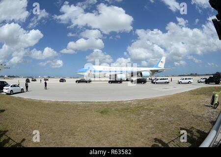 MIAMI BEACH, FL - 27. Mai: US-Präsident Barack Obama geht off-Air Force One auf dem internationalen Flughafen von Miami vor der Teilnahme an zwei DNC Fundraiser in Coconut Grove am 27. Mai 2015 in Miami, Florida. Stockfoto