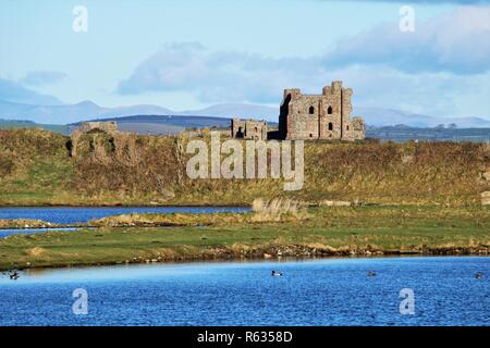 Walney Island Cumbria GROSSBRITANNIEN. 3. Dezember 2018. UK Wetter. Kalten und klaren Nachmittag von Walney Island. Blick Richtung Piel Insel und Piel Schloss an der Küste von Cumbria GROSSBRITANNIEN. Kredit c Halle/Alamy Leben Nachrichten. Stockfoto