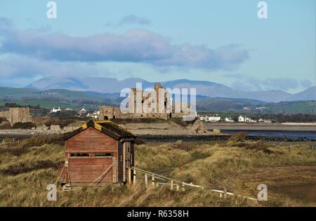 Walney Island Cumbria GROSSBRITANNIEN. 3. Dezember 2018. UK Wetter. Kalten und klaren Nachmittag von Walney Island. Blick Richtung Piel Insel und Piel Schloss an der Küste von Cumbria GROSSBRITANNIEN. Kredit c Halle/Alamy Leben Nachrichten. Stockfoto