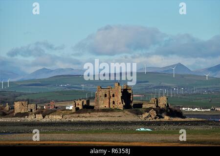 Walney Island Cumbria GROSSBRITANNIEN. 3. Dezember 2018. UK Wetter. Kalten und klaren Nachmittag von Walney Island. Blick Richtung Piel Insel und Piel Schloss an der Küste von Cumbria GROSSBRITANNIEN. Kredit c Halle/Alamy Leben Nachrichten. Stockfoto