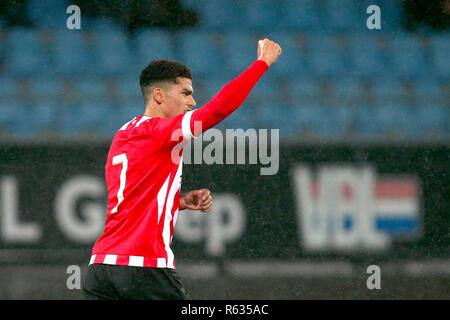 EINDHOVEN, Jan Louwers Stadion, 03-12-2018 Fußball, Niederländische Keuken Kampioen Divisie, Saison 2018-2019, Jong PSV-Go Ahead Eagles. PSV-Jugend Spediteur Zakaria Aboukhlal feiert sein Ziel während des Spiels Jong PSV-Go Ahead Eagles. Stockfoto