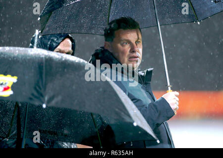 EINDHOVEN, Jan Louwers Stadion, 03-12-2018 Fußball, Niederländische Keuken Kampioen Divisie, Saison 2018-2019, Jong PSV-Go Ahead Eagles. Go Ahead Eagles Trainer Trainer John stegeman (R) niedergeschlagen, die während des Spiels Jong PSV-Go Ahead Eagles. Stockfoto