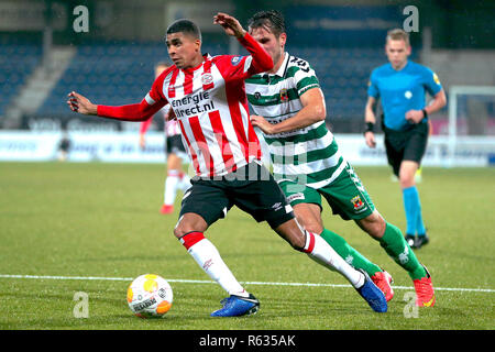 EINDHOVEN, Jan Louwers Stadion, 03-12-2018 Fußball, Niederländische Keuken Kampioen Divisie, Saison 2018-2019, Jong PSV-Go Ahead Eagles. PSV-Jugend Spediteur Laros Duarte (L) auf den Ball während des Spiels Jong PSV-Go Ahead Eagles. Stockfoto