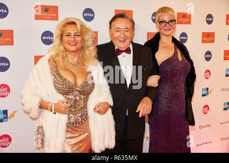 Hamburg, Deutschland. 03 Dez, 2018. Sonja Schönanger (L-R), Richard Lugner, Unternehmer, und Anastasia Müller an die 'Movie kommen Meets Media' Veranstaltung im Hotel Grand Elysée. Quelle: Georg Wendt/dpa/Alamy leben Nachrichten Stockfoto