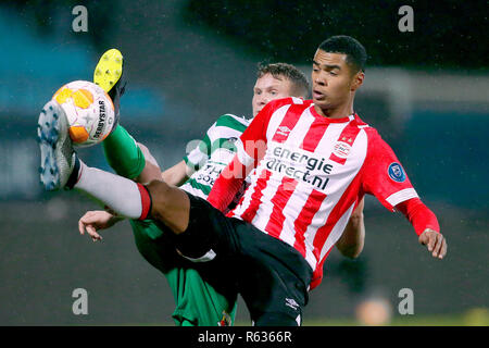 EINDHOVEN, Jan Louwers Stadion, 03-12-2018 Fußball, Niederländische Keuken Kampioen Divisie, Saison 2018-2019, Jong PSV-Go Ahead Eagles. PSV-Jugend Spieler Armando Obispo (R) auf den Ball während des Spiels Jong PSV-Go Ahead Eagles. Stockfoto