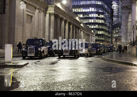 London, Greater London, UK. 3 Dez, 2018. Die schwarzen Taxis gesehen die Blockierung der Bank Kreuzung während des Protestes. Dutzende von Black Cab Taxi Fahrer zusammen mit ihre Kabinen Protest gegen das Verbot aller Fahrzeuge (andere als Busse und Fahrräder zu Bank Verbindung zwischen 7) den Zugriff auf 7:00 und 19:00 Uhr. Mit der der Stadt London Corporation will Verbot für Fußgänger, Radfahrer und die Luftqualität zu verbessern. Quelle: Andres Pantoja/SOPA Images/ZUMA Draht/Alamy leben Nachrichten Stockfoto