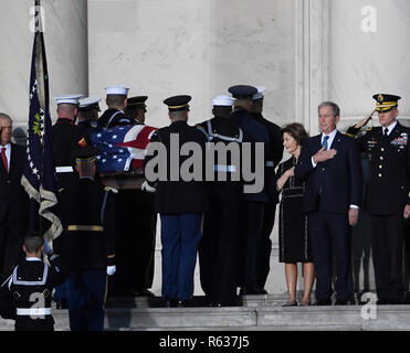 Washington, USA. 3 Dez, 2018. Der frühere US-Präsident George W. Bush (2. R) und ehemalige First Lady Laura Bush (3. R) legen sie ihre Hände über ihre Herzen als der Sarg des verstorbenen ehemaligen US-Präsidenten George H.W. Bush ist zum Eingang des U.S. Capitol, wo es im Staat liegt, in Washington, DC, USA durchgeführt, Dez. 3, 2018. George H.W. Bush, der 41. Präsident der Vereinigten Staaten, starb am 30. November im Alter von 94 Jahren. Quelle: Liu Jie/Xinhua/Alamy leben Nachrichten Stockfoto