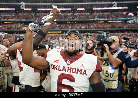 Arlington, Texas, USA. 1. Dez, 2018. Oklahoma Sooners cornerback Tre Braun (6) feiert nach dem Gewinn der grossen Meisterschaft 12 NCAA Football Spiel zwischen der Universität von Texas und an die Universität von Oklahoma Sooners bei AT&T Stadium in Arlington, Texas. Shane Roper/CSM/Alamy leben Nachrichten Stockfoto