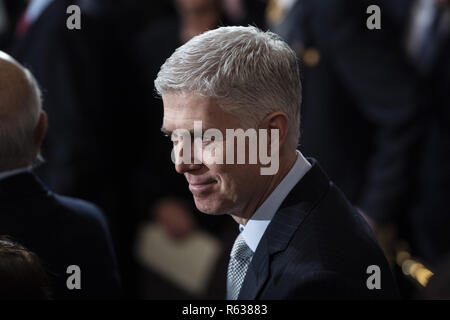 Washington, District of Columbia, USA. 3 Dez, 2018. WASHINGTON, DC - Dezember 3: Supreme Court Associate Justice Neil M. Gorsuch, wartet auf die Ankunft des ehemaligen Präsidenten George H.W. Bush in Zustand bei dem US Capitol Rotunde auf dem Capitol Hill am Montag, 31.12.03, 2018 in Washington, DC liegen. (Foto durch Jabin Botsford/Pool) Credit: Jabin Botsford/CNP/ZUMA Draht/Alamy leben Nachrichten Stockfoto