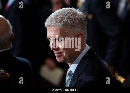 Washington, DC. 03 Dez, 2018. WASHINGTON, DC - Dezember 3: Supreme Court Associate Justice Neil M. Gorsuch, wartet auf die Ankunft des ehemaligen Präsidenten George H.W. Bush in Zustand bei dem US Capitol Rotunde auf dem Capitol Hill am Montag, 31.12.03, 2018 in Washington, DC liegen. (Foto durch Jabin Botsford/Pool) | Verwendung der weltweiten Kredit: dpa/Alamy leben Nachrichten Stockfoto