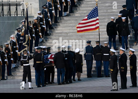 Washington, Vereinigte Staaten von Amerika. 03 Dez, 2018. Einen Militärischen Schatulle team Schatulle des ehemaligen Präsidenten George. H. W. Bush an der Rundbau Kapitol in Washington, DC, wo er Staat liegen, 3. Dezember 2018. Quelle: Chris Kleponis/CNP | Verwendung der weltweiten Kredit: dpa/Alamy leben Nachrichten Stockfoto