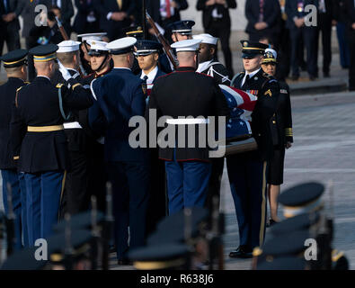 Washington, Vereinigte Staaten von Amerika. 03 Dez, 2018. Einen Militärischen Schatulle team Schatulle des ehemaligen Präsidenten George. H. W. Bush an der Rundbau Kapitol in Washington, DC, wo er Staat liegen, 3. Dezember 2018. Quelle: Chris Kleponis/CNP | Verwendung der weltweiten Kredit: dpa/Alamy leben Nachrichten Stockfoto