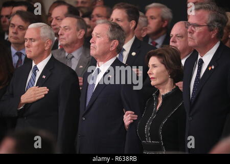 Washington, Vereinigte Staaten von Amerika. 03 Dez, 2018. U.S. Vice President Mike Pence, ehemaliger Präsident George W. Bush, ehemalige First Lady Laura Bush und der ehemalige Gouverneur von Florida, Jeb Bush zusehen, wie der Sarg des ehemaligen Präsidenten George H.W. Bush kommt in Staat in den USA Rundbau Kapitol in Washington, USA zu liegen, 3. Dezember 2018. REUTERS/Jonathan Ernst/Pool | Nutzung der weltweiten Kredit: dpa/Alamy leben Nachrichten Stockfoto