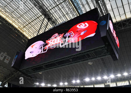 Arlington, Texas, USA. 1. Dez, 2018. AT&T Feld vor der grossen Meisterschaft 12 NCAA Football Spiel zwischen der Universität von Texas und an die Universität von Oklahoma Sooners bei AT&T Stadium in Arlington, Texas. Shane Roper/CSM/Alamy leben Nachrichten Stockfoto