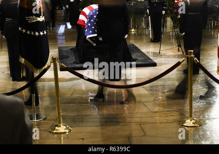 Washington, District of Columbia, USA. 3 Dez, 2018. Leute zahlen ihren Respekt in der Nähe der Schatulle Lager die Überreste des ehemaligen US-Präsidenten George H.W. Bush, wie er liegt in Zustand bei dem US Capitol in Washington, DC, 3. Dezember 2018. - Der Körper des verstorbenen ehemaligen Präsidenten George H.W. Bush reiste von Houston nach Washington, wo er im Zustand wird an den US Capitol durch Mittwoch Morgen liegen. Bush, der am 30. November starb, wird Houston für seine Beerdigung zurück am Donnerstag. (Foto von Brendan Smialowski/AFP) Quelle: Brendan Smialowski/CNP/ZUMA Draht/Alamy leben Nachrichten Stockfoto