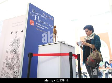 (181204) - VALLETTA, Dez. 4, 2018 (Xinhua) - ein Besucher liest Ausstellung Materialien Mater Dei Hospital in Msida, Malta, Nov. 21, 2018. Die Menschen zeigten Interesse an der Traditionellen Chinesischen Medizin (TCM), wie Sie die "Güte und Heilkunst" TCM-Ausstellung auf dem Malta wichtigsten Krankenhaus Mater Dei besucht. Die Ausstellung zeigte die TCM-Geschichte, seine spezifischen Eigenschaften, heilende Techniken, Erfolge und weltweit einsetzbar mit Bilder und Poster der Traditionellen Chinesischen Medizin in Malta zu machen. Um mit der Funktion: Traditionelle Chinesische Medizin Ausstellung entpuppt sich als su. Stockfoto