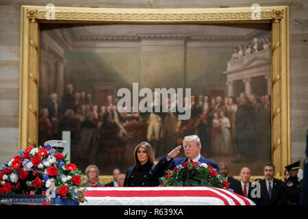 US-Präsident Donald J. Trumpf, mit First Lady Melania Trump, begrüßt die Schatulle mit dem Körper des ehemaligen US-Präsidenten George H.W. Bush in der Rotunde des US Capitol in Washington, DC, USA, 03. Dezember 2018. Bush, der 41. Präsident der Vereinigten Staaten (1989-1993), starb in seinem Houston, Texas, USA, Heimat von Familie und Freunden am 03. November 2018 umgeben. Der Körper wird liegen in Staat im Kapitol vor dem Washington National Cathedral für eine Trauerfeier verschoben wird. Es wird dann nach Houston zurück für eine andere Trauerfeier, bevor sie mit dem Zug an den George Bush P transportiert werden Stockfoto